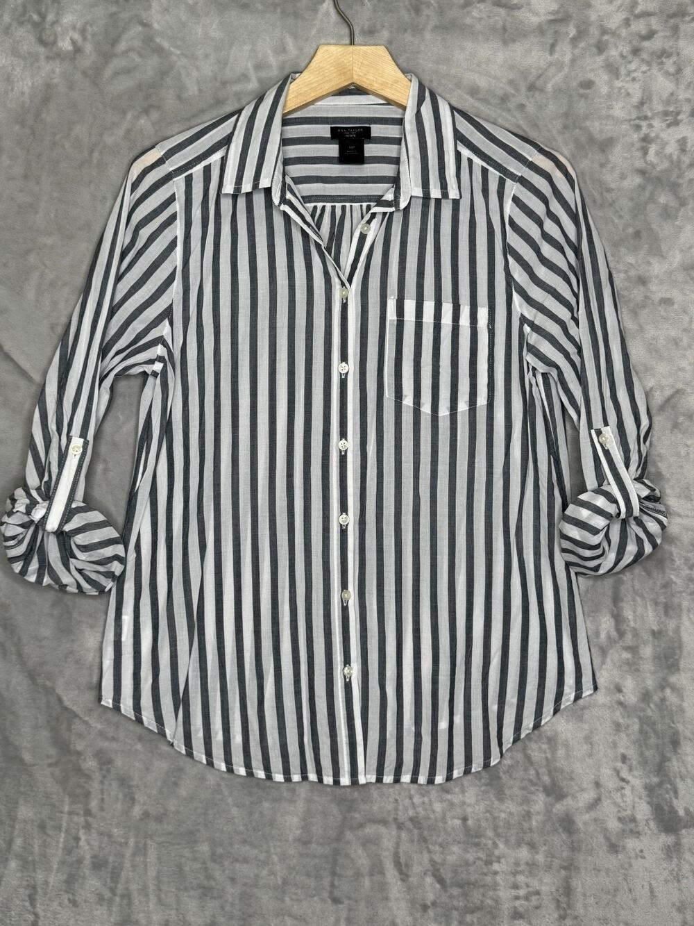 Ann Taylor Factory Top Womens MP Medium Petite Gray White Striped Cotton Button